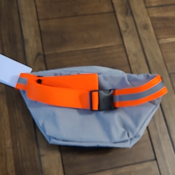 Brand New Hershel Pouch Bag - Picture 3 of 3